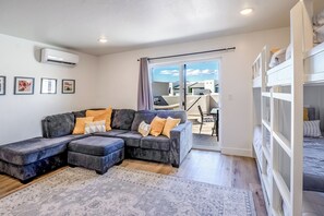 TV, video games, DVD player - Stillwater: Desert Color Lagoon + Beaches (Saint George)