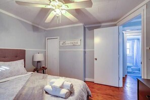 2 bedrooms, iron/ironing board, WiFi