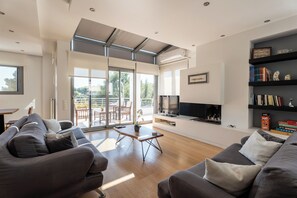 Una Smart TV, una chimenea, libros