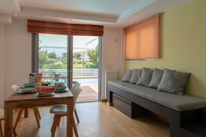 TV connectée, cheminée, livres