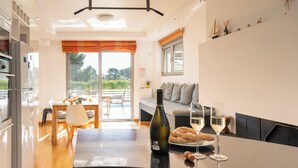 Una cocina moderna con comedor, un ventanal y vistas al exterior.