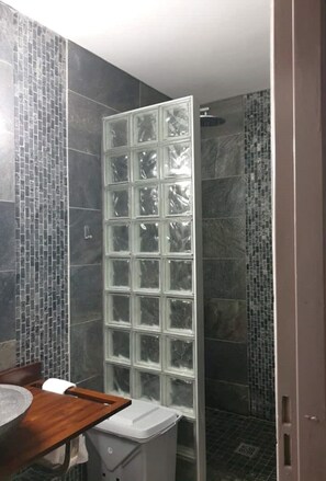 Suihku, ilmaiset hygieniatuotteet, pyyhkeet
