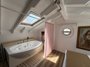 Premium bedding, minibar, desk, blackout curtains - Alaçatı Otel Rebetiko (Cesme)