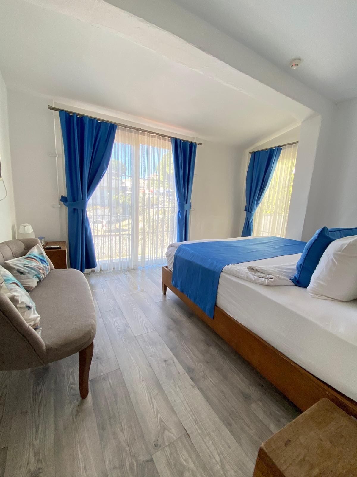 Premium bedding, minibar, desk, blackout drapes