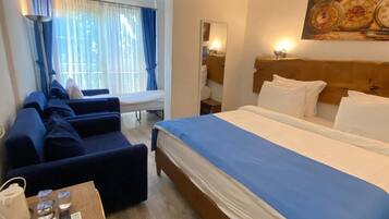 Quadrupla Standard | Biancheria da letto di alta qualità, minibar, una scrivania