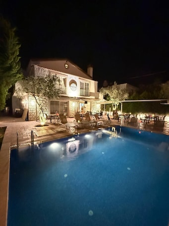 Fachada de la propiedad. Alaçatı Otel Rebetiko