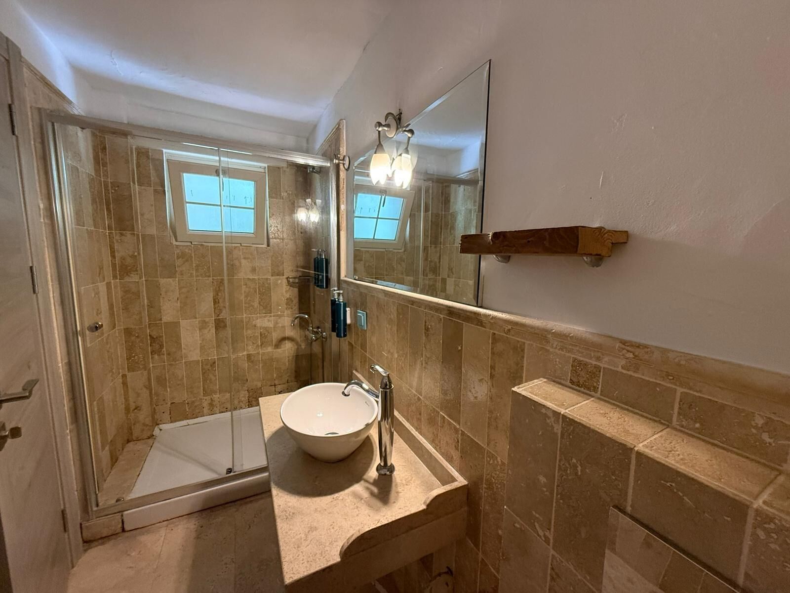 Ein Badezimmer mit Duschkabine, Waschbecken und Spiegel sowie einer Badewanne.
