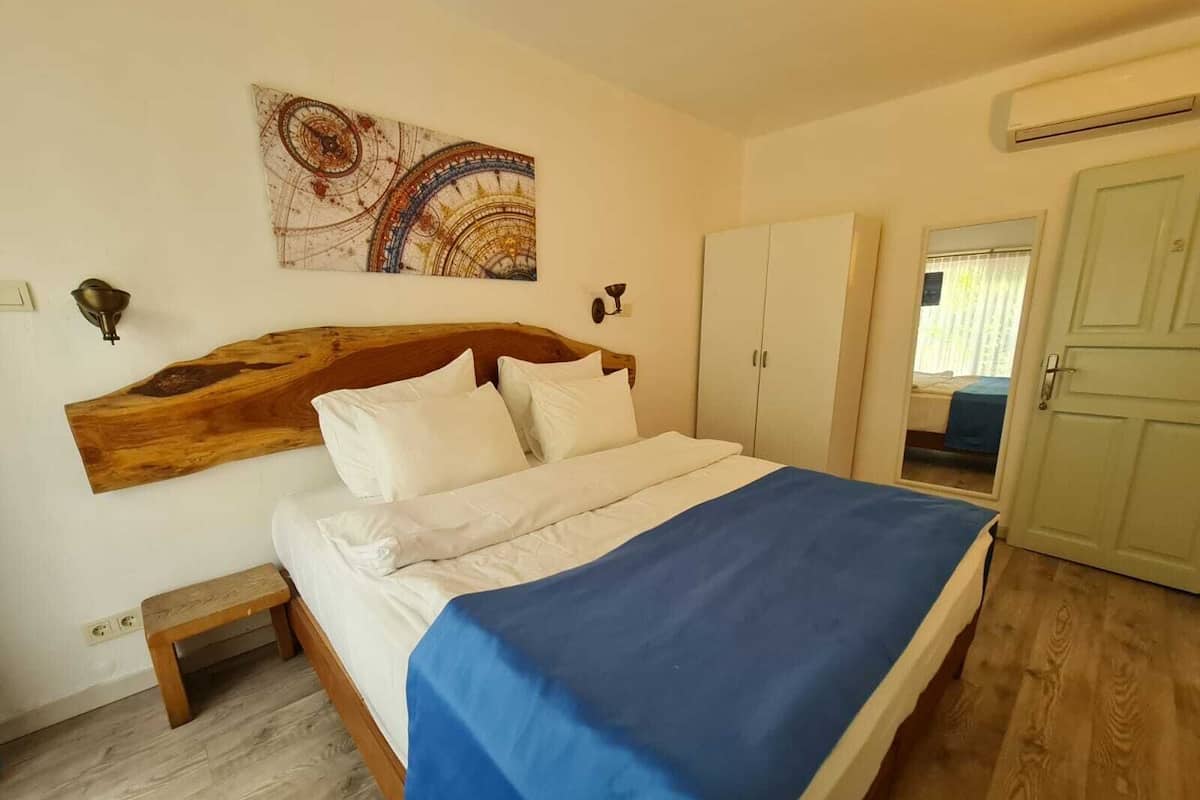 Premium bedding, minibar, desk, blackout drapes