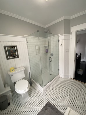 Combined shower/bathtub, hair dryer, towels, soap - Meredith Charmer-walk to lake, town, shops, & boat launch (Meredith)