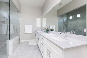 Bañera con ducha, secador de pelo, toallas