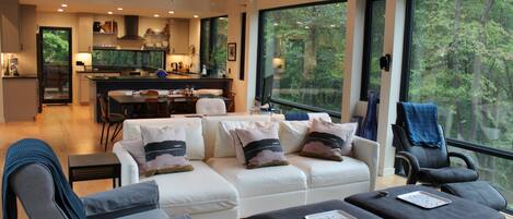 Smart-tv, eldstad, tv-spel och böcker