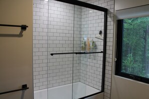Combined shower/bathtub, hair dryer, towels, soap