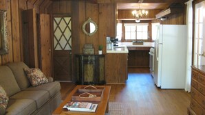 TV - Cedar Cottage Retreat with Mountain View’s  (El Cajon)