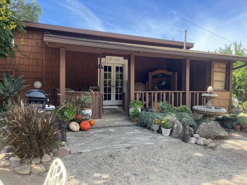 Cedar Cottage Retreat with Mountain View’s 