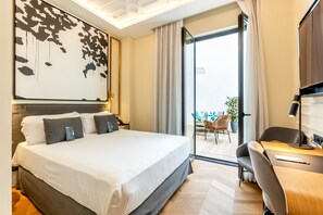 Premium kamer, terras | Een minibar, een kluis op de kamer, een bureau, een laptopwerkplek