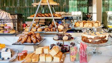 Se ofrece un desayuno bufé todos los días (por un coste adicional)