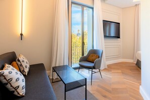 Minibar, safe på rommet, skrivebord og skrivebord for bærbar PC