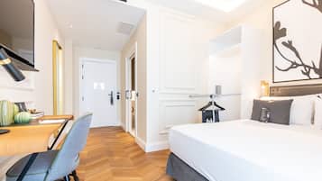 Kamar Double Superior, akses difabel | Minibar, brankas, meja kerja, dan ruang kerja ramah laptop