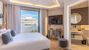 Kamar Premium, teras | Minibar, brankas, meja kerja, dan ruang kerja ramah laptop