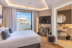 Premium kamer, terras | Een minibar, een kluis op de kamer, een bureau, een laptopwerkplek