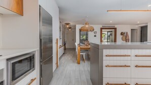 Kaffetrakter/tekoker, kjøleskap, oppvaskmaskin og brødrister