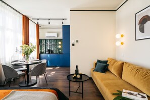Signature Studio Suite | Living room | 40-inch Smart TV with digital channels, TV - Estery12 by StayLab (Kraków)
