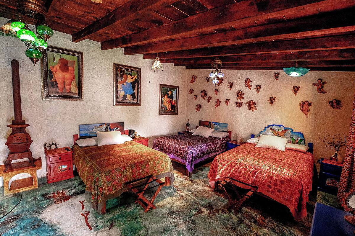 Ein rustikales Schlafzimmer mit zwei Betten, Holzbalken und traditioneller Einrichtung.