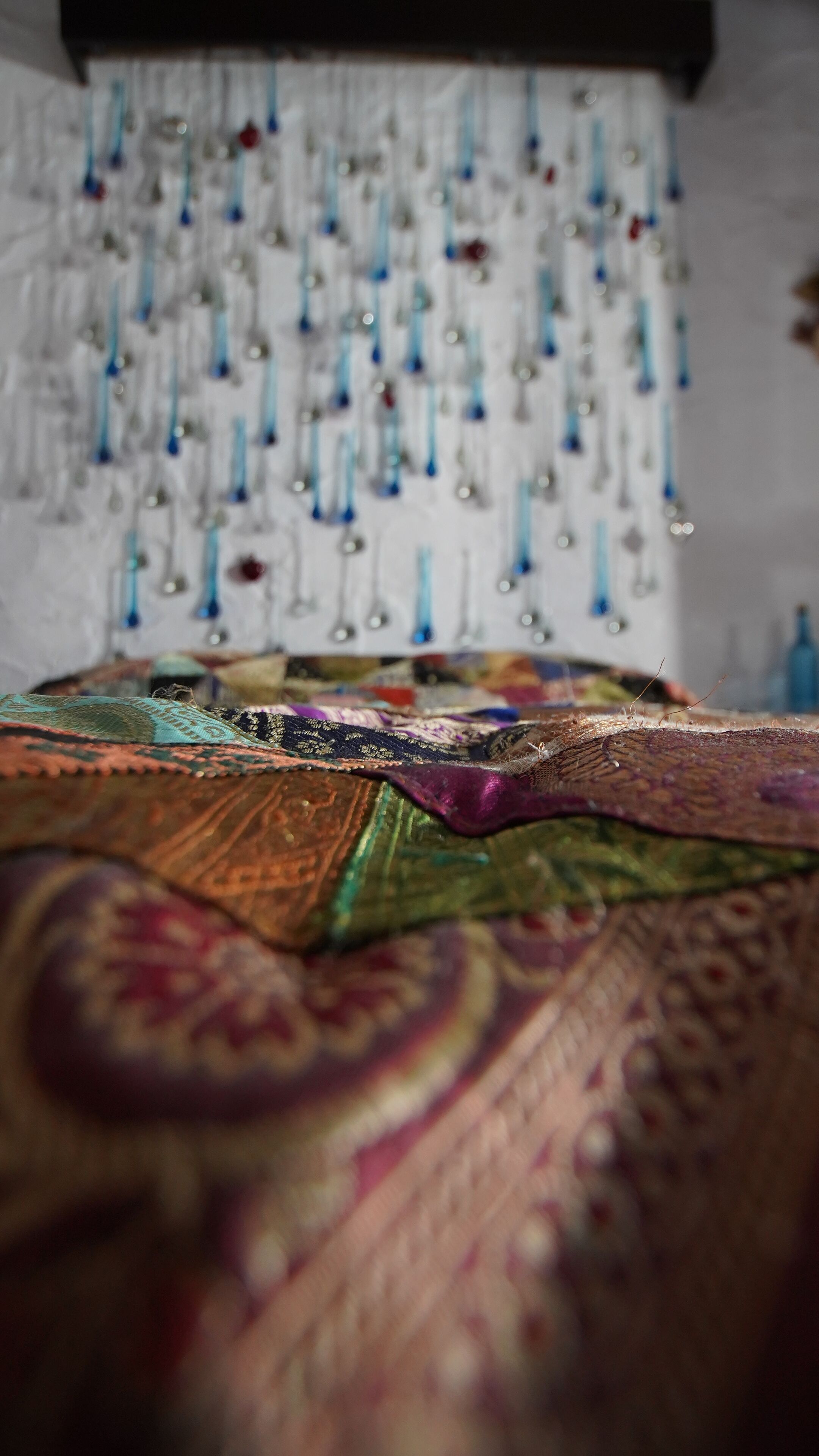 Un gros plan d’un tissu à motifs, présentant un mélange de couleurs et de textures.
