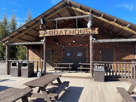 Outdoor dining. Modern Condo Ski In/Ski Out with Night Skiing - 2 Beds/Full Bath, Full Kitchen