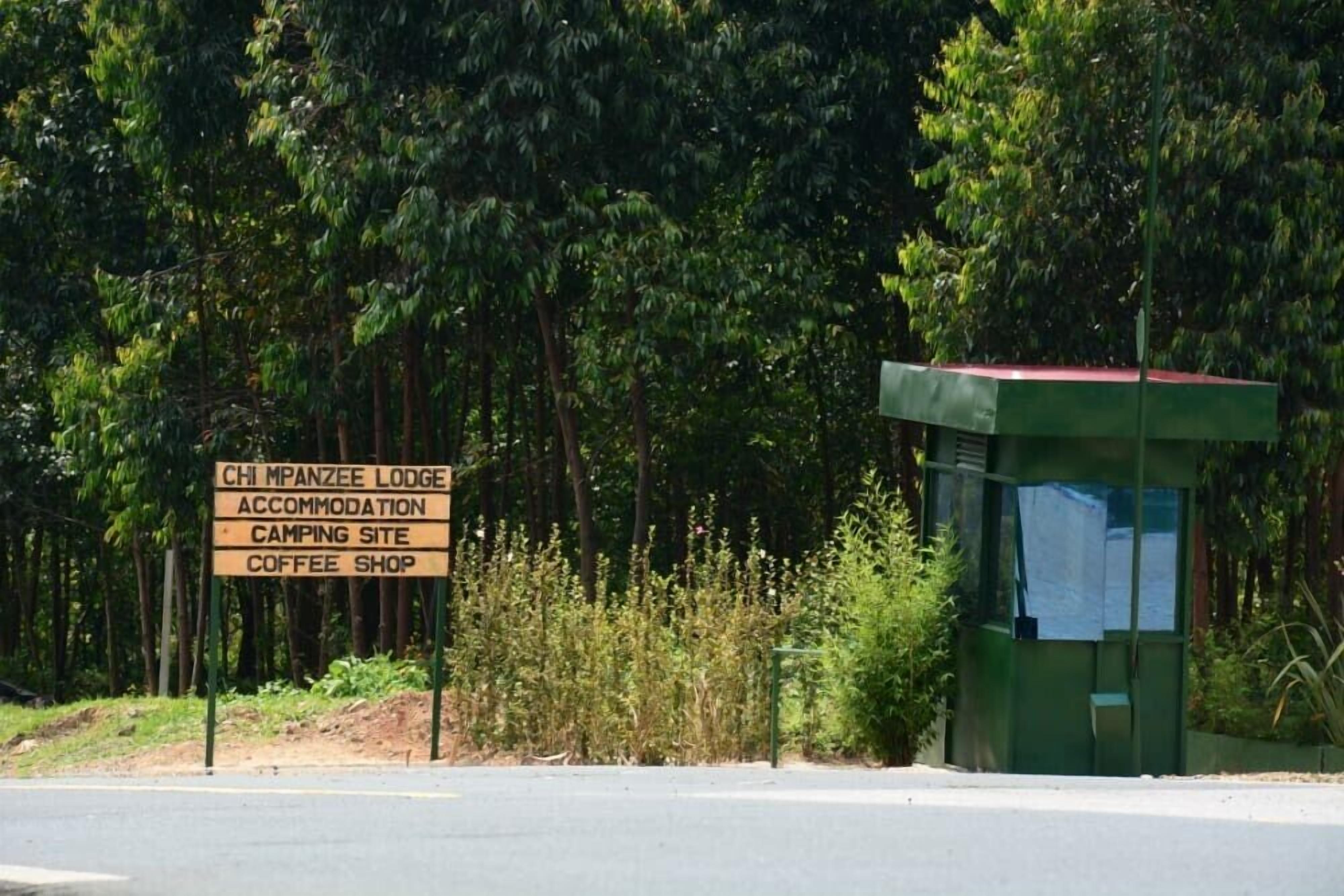 Tabella informativa che elenca i servizi tra cui il Chi Mpanzee Lodge, sistemazioni, campeggio e caffetteria.