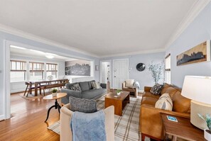 Una Smart TV, videojuegos, un reproductor estéreo, una oficina