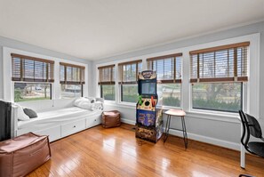 4 dormitorios, escritorio, tabla de planchar con plancha y cuna de viaje