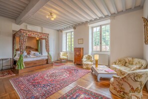 8 chambres, coffres-forts dans les chambres, bureau
