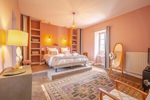 8 Schlafzimmer, Zimmersafe, Schreibtisch, Bügeleisen/Bügelbrett