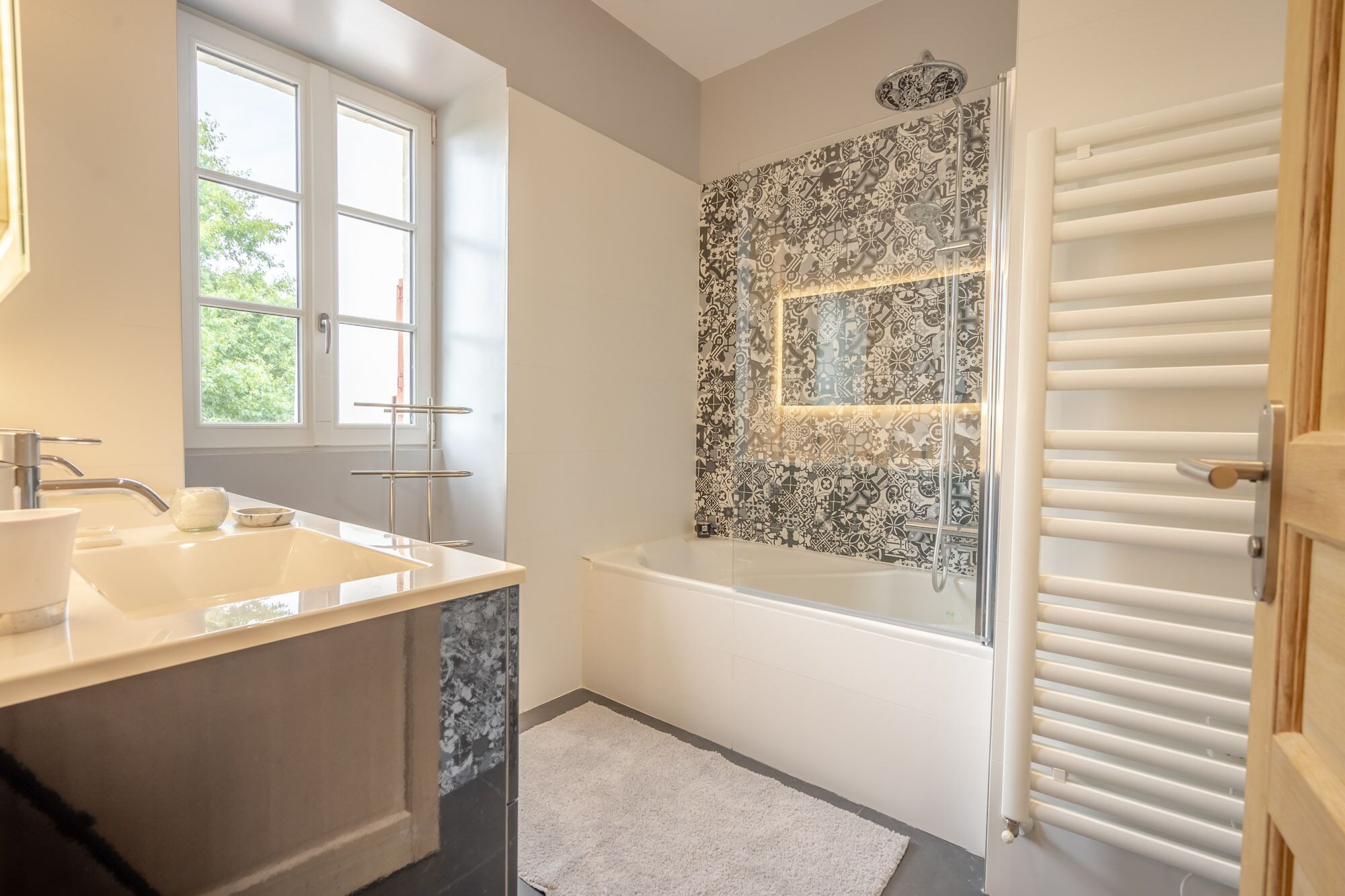 Ensemble douche/baignoire, sèche-cheveux, bidet, serviettes fournies