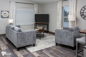 TV, offices - Quiet 3BR Getaway w/ Full Kitchen & Laundry! (Wasilla)