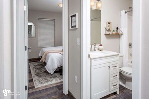 Chuveiro, secador de cabelo, toalhas de banho 