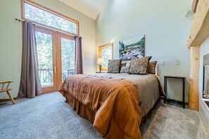 4 sovrum, skrivbord, strykjärn/strykbräda och resesäng