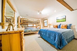 4 chambres, bureau, fer et planche à repasser, lit de bébé portatif