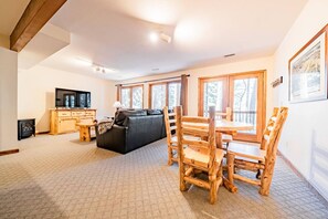 Smart TV, fireplace - River, Hot Tub, King Beds, Walk Into Nat`l Park (Estes Park)
