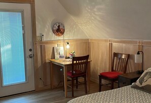 1 bedroom, desk, iron/ironing board, free WiFi - Unique Experience and Stay on a Working Alpaca Ranch. (Lincoln)