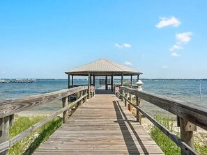 En la playa, camastros y toallas de playa 