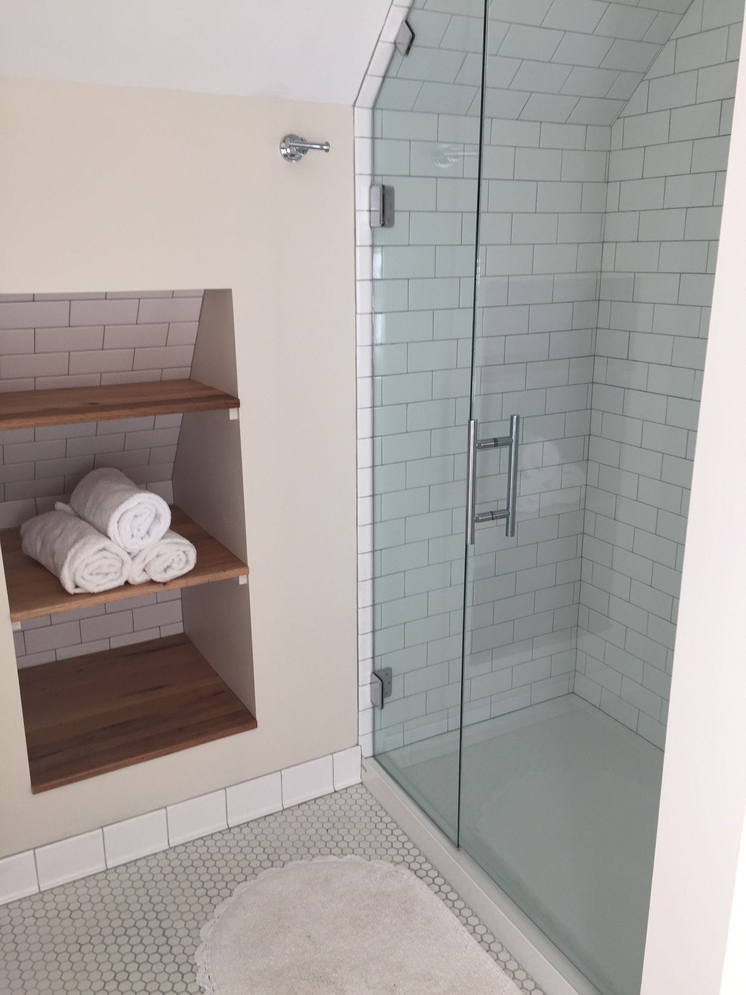 Douche, sèche-cheveux, serviettes fournies, savon