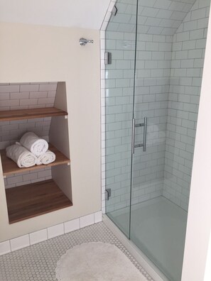 淋浴设施、吹风机、毛巾、肥皂