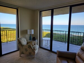 Smart TV, DVD player, books, video library - Oceanfront 4th Floor NE Corner Unit - Spectacular Wrap Around Beach  Views (Fort Pierce)