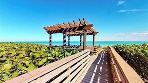 Aan het strand, ligstoelen aan het strand, strandlakens