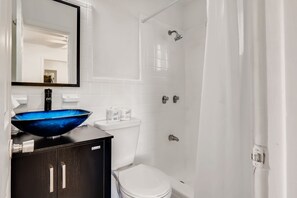 Hair dryer, towels, soap, toilet paper - *Tropical Getaway in Singer Island * Sunny Studio* (West Palm Beach)