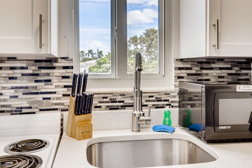 *Tropical Getaway in Singer Island * Sunny Studio*