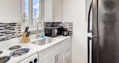 *Tropical Getaway in Singer Island * Sunny Studio*