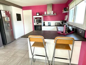 Réfrigérateur, four à micro-ondes, un four, surface de cuisson